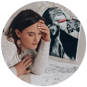 Artiste peintre devant ses tableaux et dessins